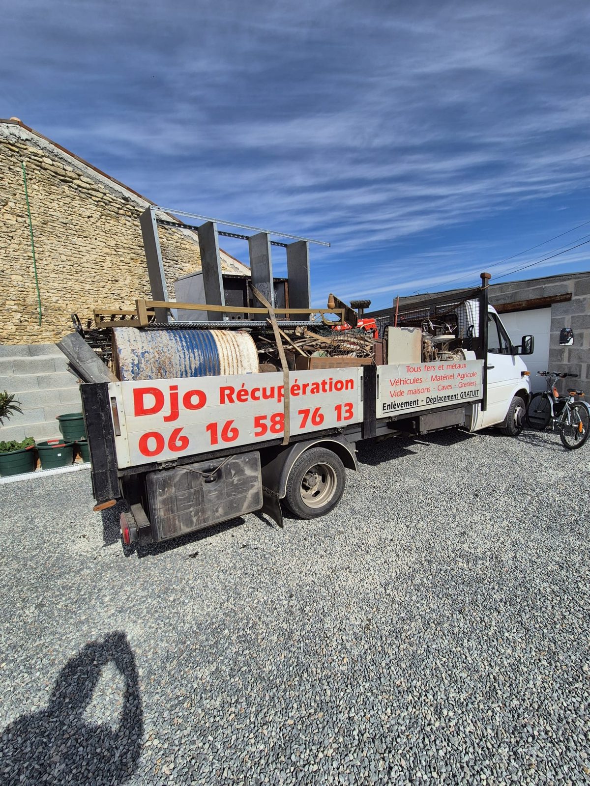 Camion Djo Récupération chargé de fûts et métaux