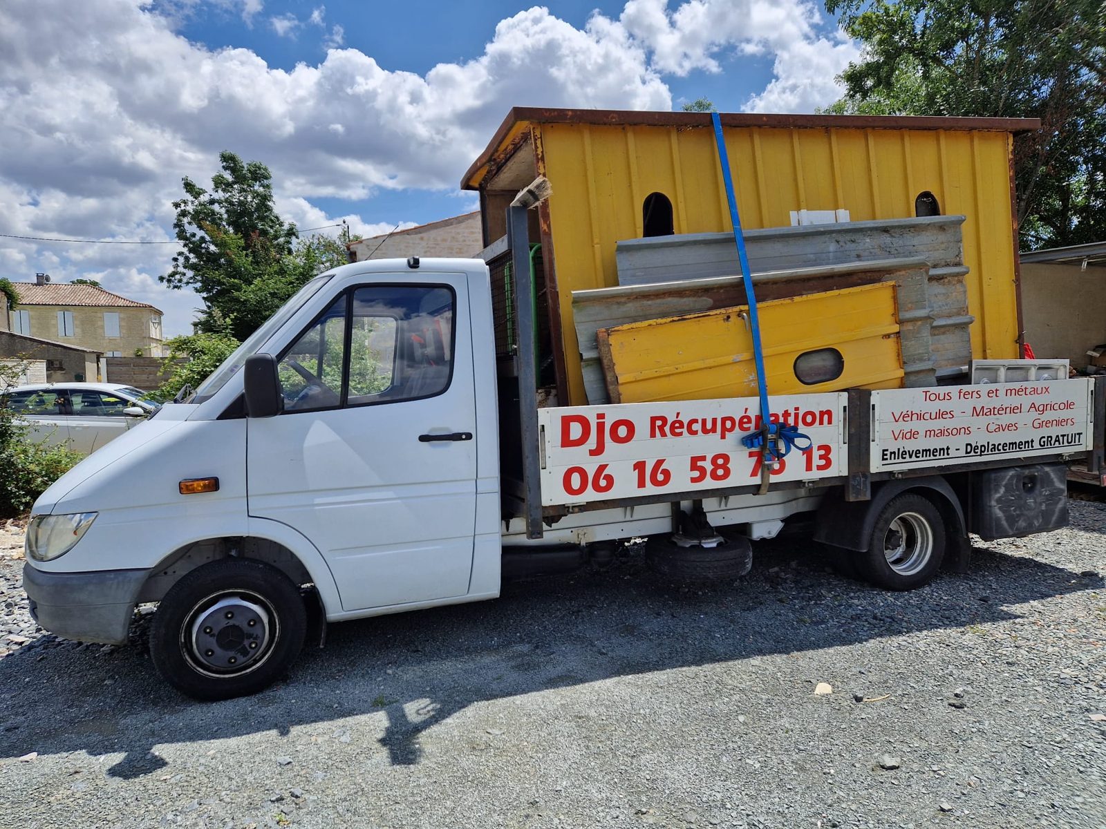 Camion chargé de tôles et structures métalliques